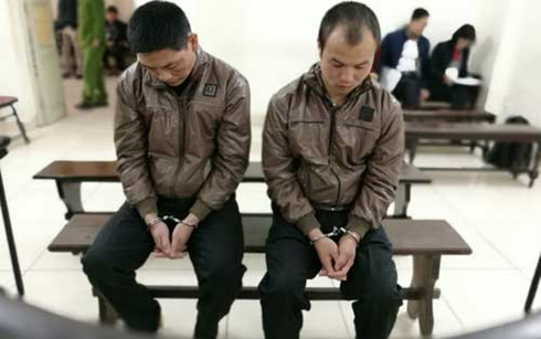 Hai bị cáo người Trung Quốc tại tòa sơ thẩm.