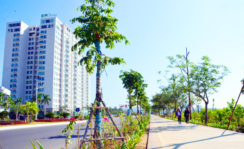 Đường Hoàng Quốc Việt (phường Hùng Thắng) trở thành tuyến đường đẹp ở cửa ngõ TP Hạ Long khi được đầu tư thảm mặt đường, lát vỉa hè, trồng cây xanh, hoa xen kẽ dọc hai bên vỉa hè. 