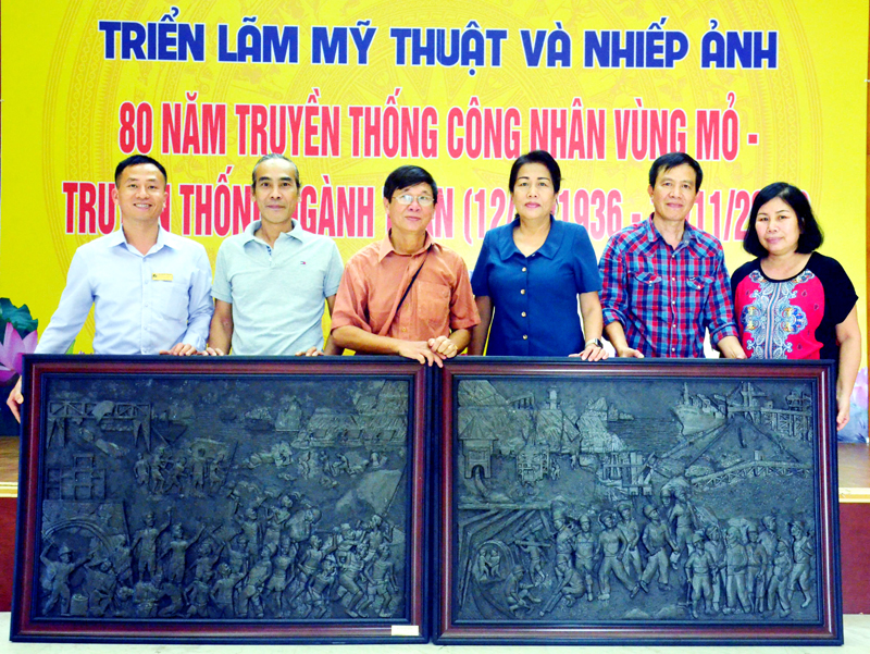 Các hoạ sĩ Hội Mỹ thuật Việt Nam và đại diện Tập đoàn Công nghiệp Than - Khoáng sản Việt Nam tặng 2 bức tranh thợ mỏ bằng than đá cho Bảo tàng Quảng Ninh.