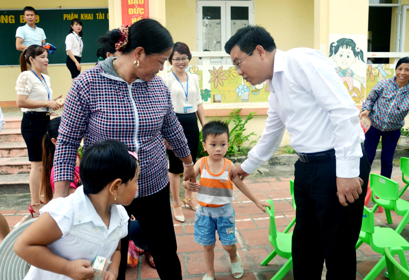 Lãnh đạo huyện và phụ huynh học sinh rất quan tâm đến cô và trò trên đảo Thanh Lân.