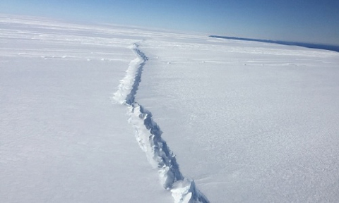 Rãnh nứt ở dòng sông băng Pine Island, phía tây Nam Cực chụp từ trên cao bằng vệ tinh của Cơ quan Hàng không Vũ trụ Mỹ (NASA) hôm 4/11. Ảnh: NASA.