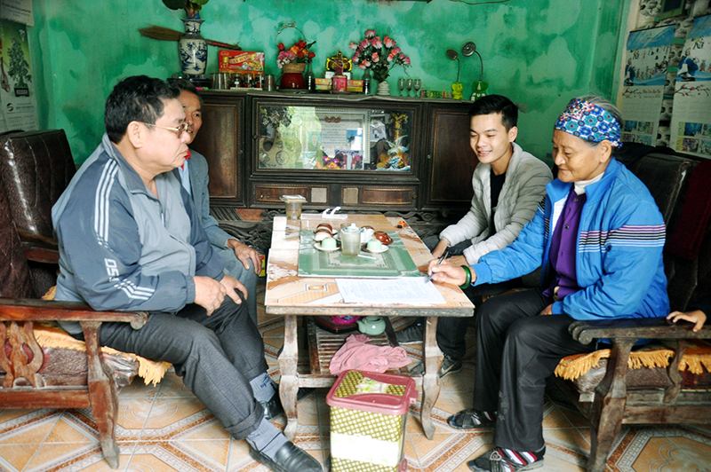 Vợ chồng ông bà Nguyễn Văn Ấn, Lê Thị Ẩn ký trích lục bản đồ thửa đất của gia đình trong vùng dự án.