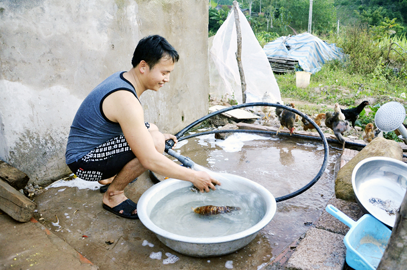 Niềm vui được sử dụng nước sạch của gia đình anh Đặng Hữu Tề, thôn Tân Ốc 2, xã Đồng Sơn, huyện Hoành Bồ.
