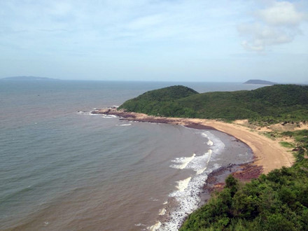 Bãi biển đẹp mê hồn của đảo Vĩnh Thực. Ảnh: Phương Thúy.