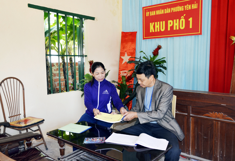Công chức phường Yên Hải, TX Quảng Yên kiểm tra sổ theo dõi hoạt động của Nhà văn hóa Khu phố 1 trong năm 2016.