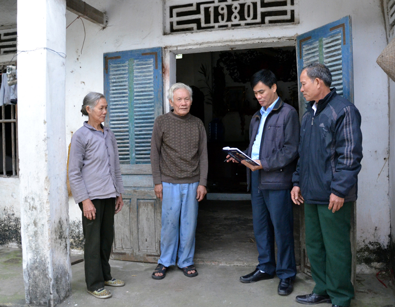 Cán bộ Phòng LĐ-TB&XH TX Đông Triều rà soát tiêu chí hộ nghèo đối với gia đình ông Nguyễn Hữu Tuyên (thôn 5, xã Nguyễn Huệ).