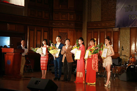 hứ trưởng Bộ VHHTTDL Vương Duy Biên trao huy chương vàng cho các thí sinh.  