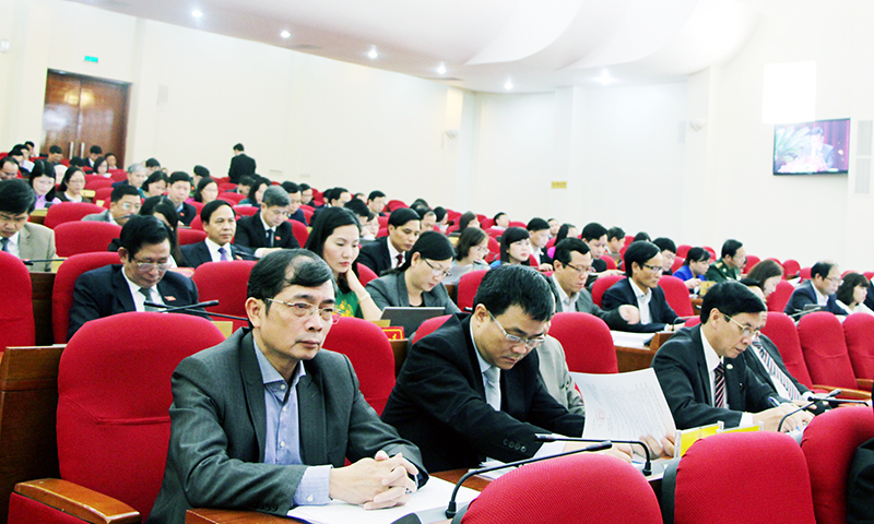 Các đại biểu HĐND tỉnh khoá XIII nghiên cứu các báo cáo, tờ trình tại kỳ họp thứ 4.