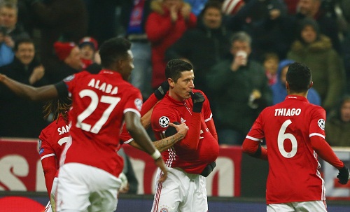 Lewandowski chia vui cùng đồng đội sau khi ghi bàn. Ảnh: Reuters.