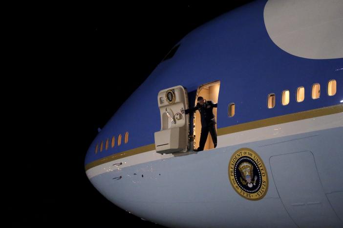 Một thành viên phi hành đoàn mở cửa Không lực Một khi Tổng thống Barack Obama tới căn cứ quân sự Andrews. (Ảnh: Reuters)