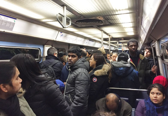 Tàu điện ngầm chật kín người trong ngày miễn vé để chống ô nhiễm không khí.