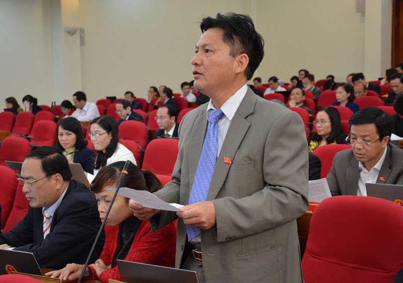 Đại biểu Trần Văn Thiên, tổ đại biểu huyện Vân Đồn chất vấn về công tác quản lý chất lượng giống và giải quyết các vướng mắc của các hộ dân nuôi nhuyễn thể ở huyện Vân Đồn