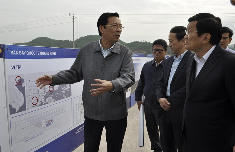 Bí thư Tỉnh ủy Nguyễn Văn Đọc báo cáo tiến độ triển khai dự án Cảng hàng không Quảng Ninh với đồng chí Trương Tấn Sang.