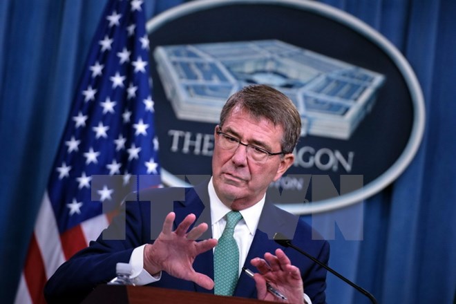 Bộ trưởng Quốc phòng Mỹ Ashton Carter trong cuộc họp báo tại Lầu Năm Góc ở Washington, DC. (Nguồn: AFP/TTXVN)
