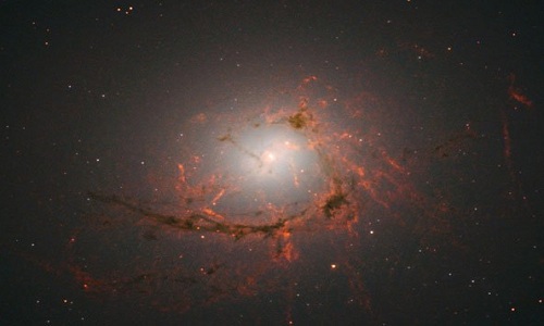Thiên hà NGC 4696 trong ảnh chụp từ kính viễn vọng vũ trụ Hubble. Ảnh: NASA.