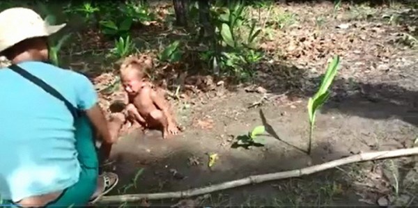 Hình ảnh cắt ra từ đoạn video ghi lại vụ hành hạ trẻ em gây sốc.