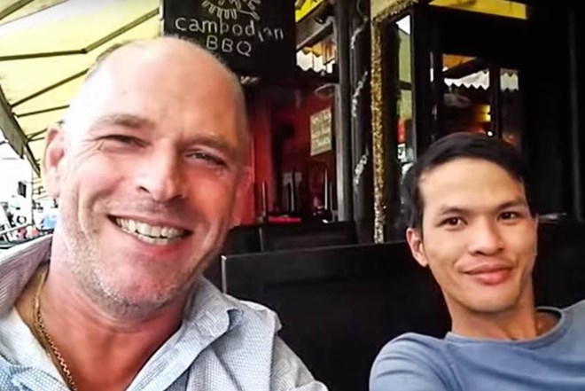 Stefan Struik (trái) và Nguyen Dung trong một đoạn video xuất hiện trên YouTube. (Nguồn: Cambodia Daily)