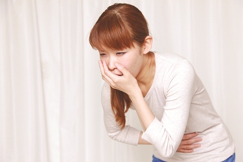 Đau bụng thượng vị là triệu chứng đầu tiên; người bệnh có thể buồn nôn và nôn nhiều