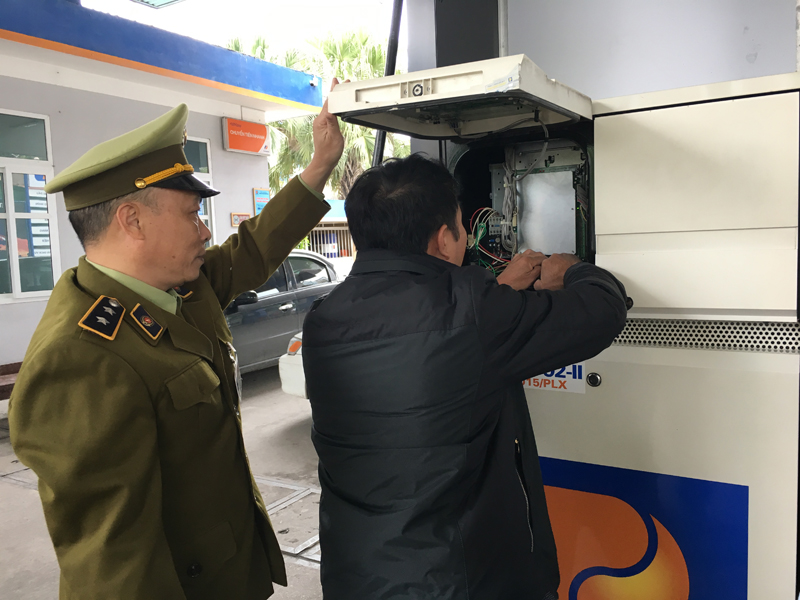 Đoàn liên ngành của tỉnh tiến hành dán tem cột đo xăng dầu tại cửa hàng xăng dầu số 48, phường Cao Xanh, TP Hạ Long