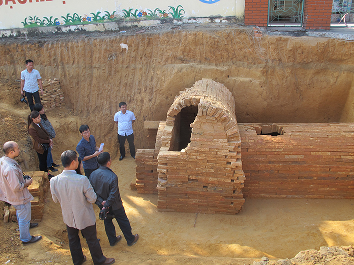 1 ngôi mộ gạch vẫn còn nguyên cấu trúc dù đã nhiều lần bị xâm hại.