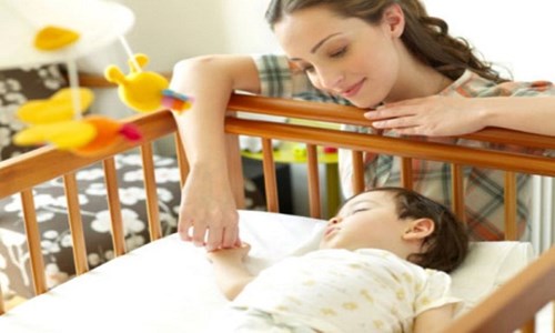Ru con nhanh ngủ là điều không đơn giản với người mới lần đầu làm cha mẹ. (Ảnh minh họa)