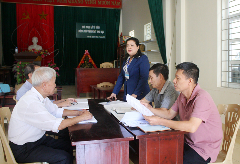 Đồng chí Nguyễn Thị Phương, Bí thư Đảng uỷ phường Cửa Ông trực tiếp xuống trao đổi với cán bộ khu phố 3 để giải quyết một số vấn đề vướng mắc tại cơ sở.