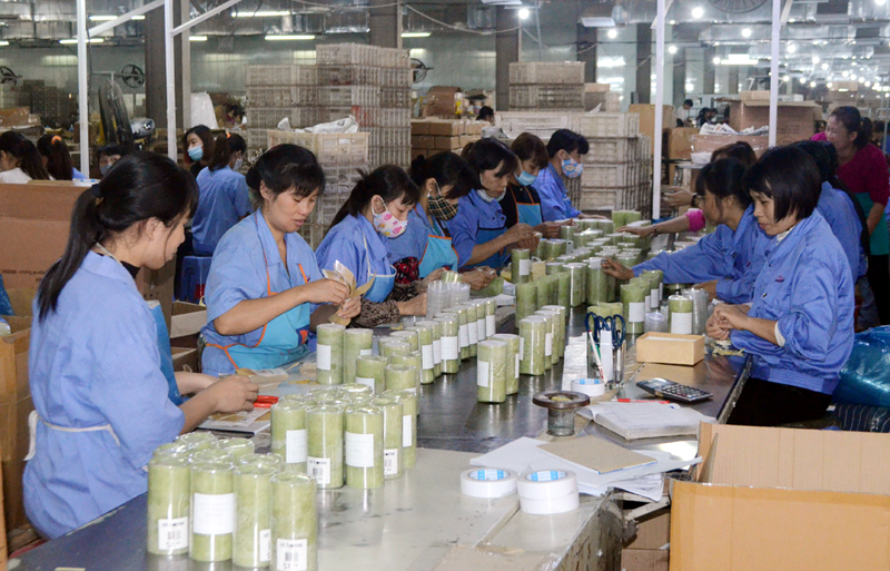 Công nhân Công ty TNHH MTV Nến AIDI Việt Nam (TP Hạ Long) đóng gói sản phẩm.   