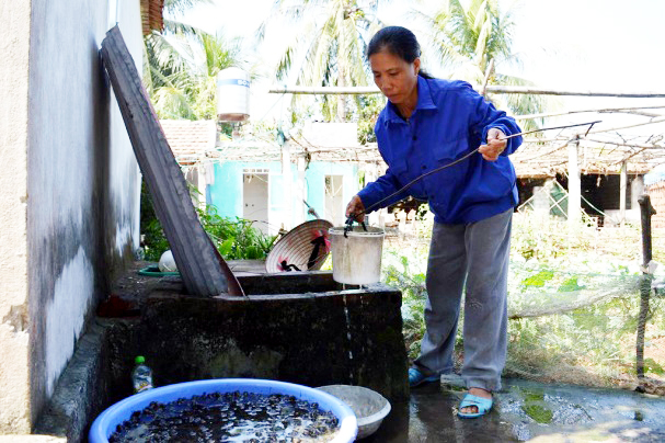 Nhiều hộ dân tại xã Liên Vị, TX Quảng Yên vẫn phải sử dụng nước giếng không hợp vệ sinh để sinh hoạt.