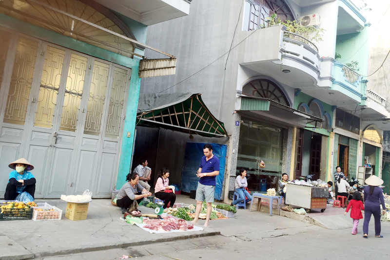 Khu vỉa hè tại tổ 6, khu 2, phường Hồng Hà (TP Hạ Long) trở thành nơi họp chợ sau khi chợ tự phát Cột 5 được giải toả. (Ảnh chụp lúc 16h30’, ngày 7-12-2016)