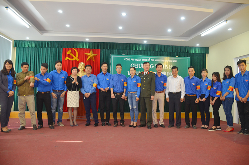 Các thành viên Đội TNXK phường Quang Hanh, TP Cẩm Phả tại lễ ra mắt