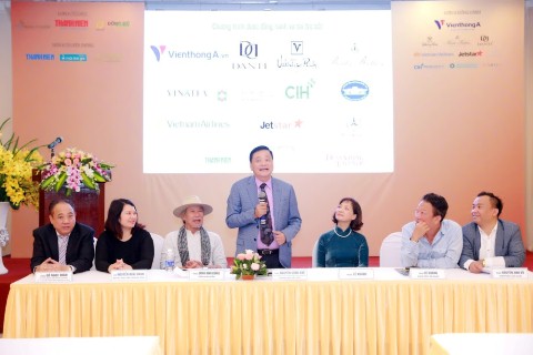 Nhà báo Nguyễn Công Khế - Trưởng BTC Duyên dáng Việt Nam phát biểu tại họp báo