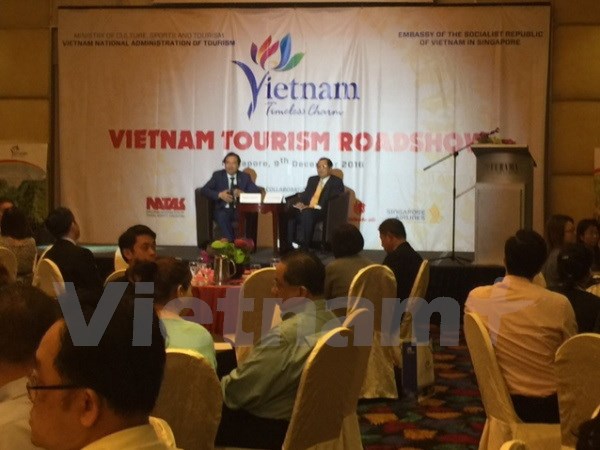 Đại sứ Việt Nam tại Singapore Nguyễn Tiến Minh (bên phải) và Phó Tổng cục trưởng Tổng cục Du lịch Hà Văn Siêu trả lời các ý kiến và giải đáp những thắc mắc của các doanh nghiệp du lịch Singapore tại buổi Roadshow ngày 9/12, tại Singapore. (Ảnh: Mỹ Bình/Vietnam+)