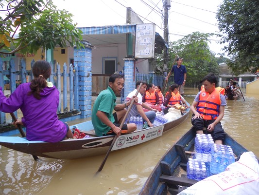 Đội Ứng phó cộng đồng Hội Chữ thập đỏ tỉnh Quảng Nam cứu trợ người dân bị ngập lụt. (Ảnh: Lê Hiền)
