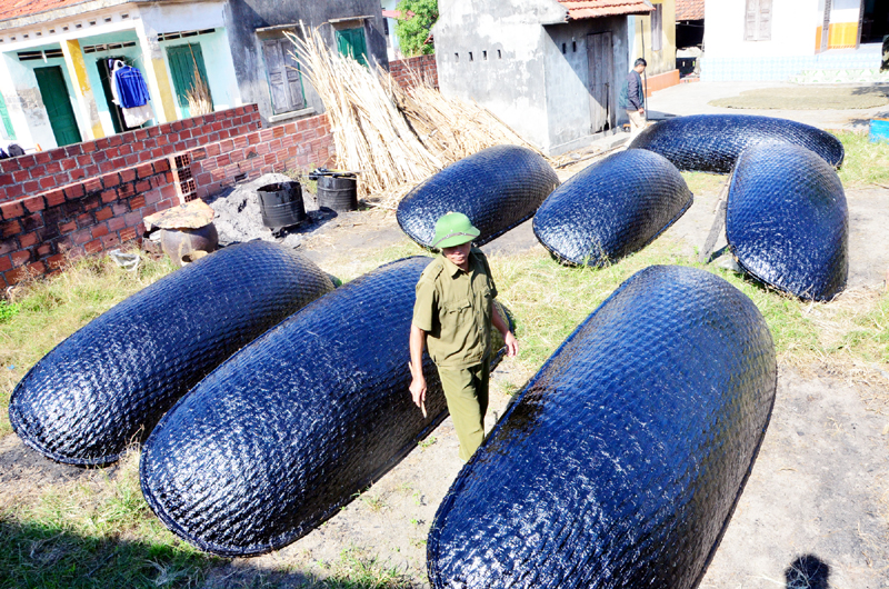 Hình ảnh thuyền nan ở khắp nơi, từ đường làng tới vườn nhà của nhiều gia đình ở Hưng Học.