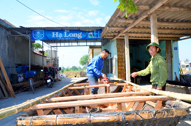 Gia đình ông Nguyễn Văn Giót có điều kiện đã đầu tư trang thiết bị, xưởng sản xuất quy mô thuyền nan.