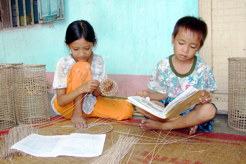 Nghề đan ngư cụ truyền thống của cha ông được lớp trẻ sớm thừa kế, nối tiếp.