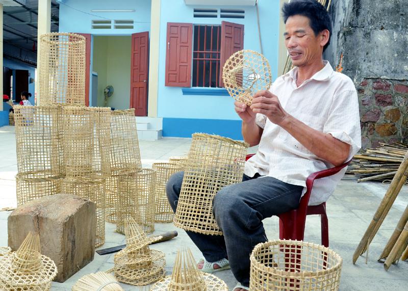 Gia đình anh Đặng Văn Nống đã nhiều đời làm nghề đan lờ, đó.
