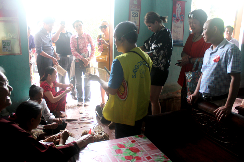 Du khách quốc tế tham quan, tìm hiểu về nghề đan ở Hưng Học.