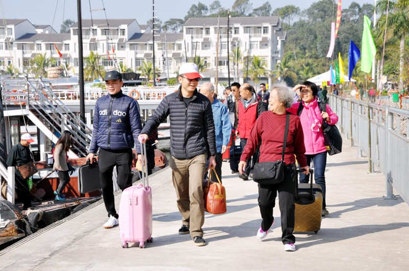 Vịnh Hạ Long luôn là điểm đến du lịch hấp dẫn thu hút du khách trong dịp Tết. Trong ảnh: Khách du lịch đến Hạ Long trong dịp Tết Nguyên đán 2016.