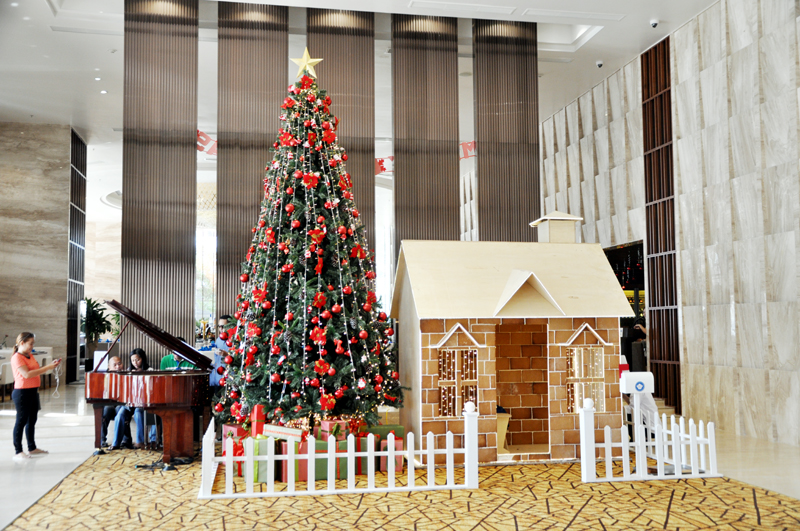 Khách sạn Wyndham (TP Hạ Long) trang trí cây thông Noel ở sảnh để đón khách trong dịp lễ Noel và năm mới.