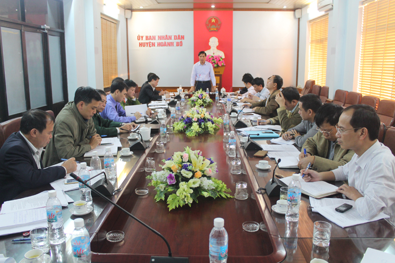 Phó Chủ tịch UBND tỉnh Vũ Văn Diện chỉ đạo tại buổi làm việc với huyện Hoành Bồ.