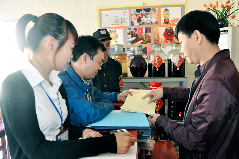 Tổ chống thất thu thuế của phường Yết Kiêu kiểm tra doanh thu tại một hộ kinh doanh ở tổ 6, khu 6, phường Yết Kiêu.