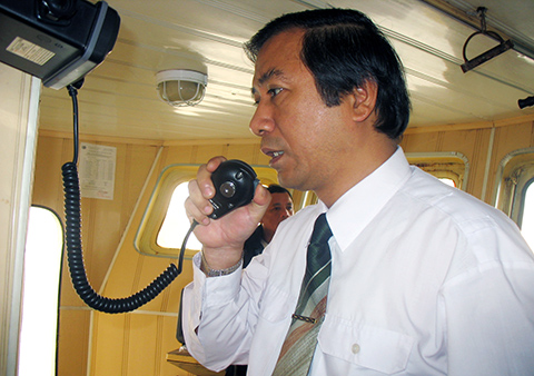 Phạm Tất Thắng, Kỹ sư hàng hải, Thuyền trưởng tàu viễn dương, Giám đốc   nhân vật ’anh’ trong bài viết, Hoa tiêu ngoại hạng lão luyện, đang tác nghiệp trên tàu nước ngoài.jpg
