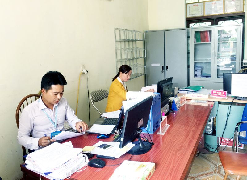 Cán bộ, công chức xã Sông Khoai (TX Quảng Yên) rà soát các công việc phải hoàn thành trong ngày.