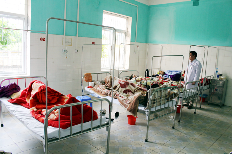 Nhiều phòng bệnh tại Trung tâm Y tế huyện Hải Hà rất nhỏ nhưng phải kê từ 4 đến 5 giường bệnh.