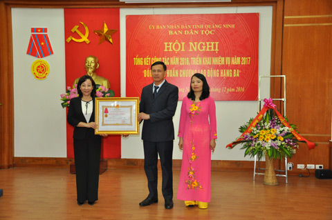 Thừa ủy quyền của Chủ tịch nước, đồng chí Vũ Thị Thu Thủy, Phó Chủ tịch UBND tỉnh trao tặng Huân chương Lao động hạng 3 cho Ban Dân tộc tỉnh