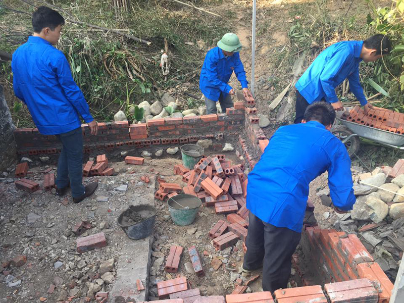 Đoàn viên thanh niên Huyện đoàn Tiên Yên tham gia xây dựng nhà cho gia đình ông