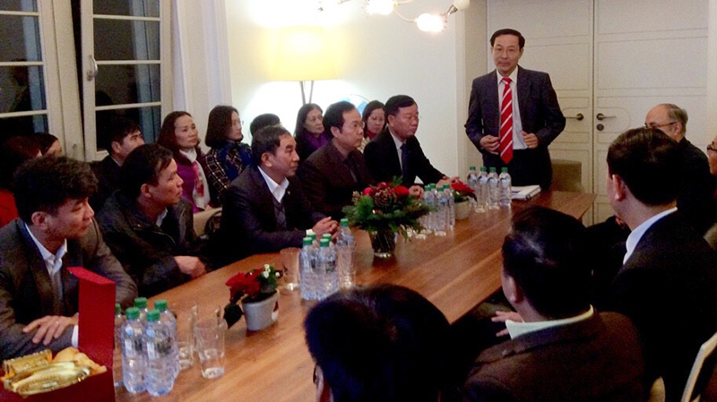 Tổng lãnh sự Việt Nam tại Frankfurt phát biểu chào mừng đoàn cán bộ tỉnh Quảng Ninh.