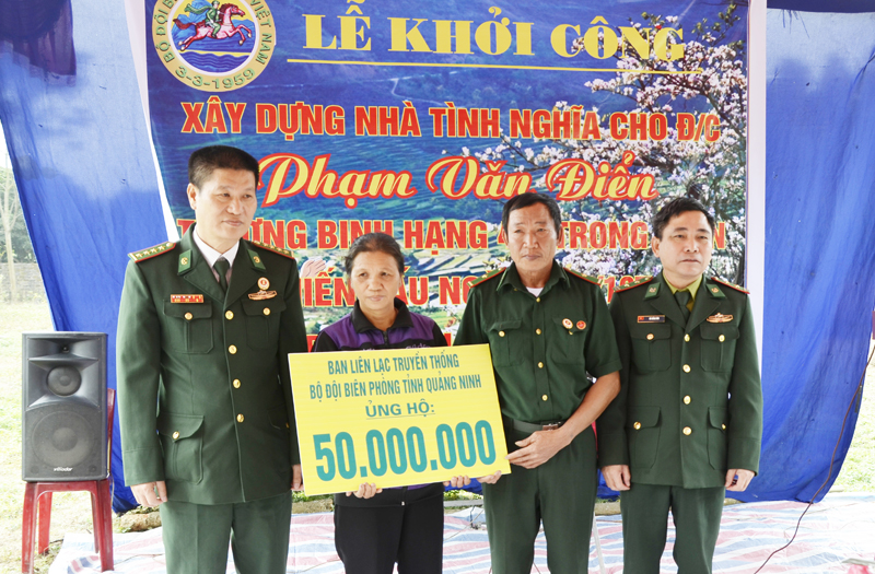 Ban liên lạc truyền thống BĐBP tỉnh hỗ trợ gia đình  CCB Phạm Văn Điển 50 triệu đồng xây dựng nhà ở