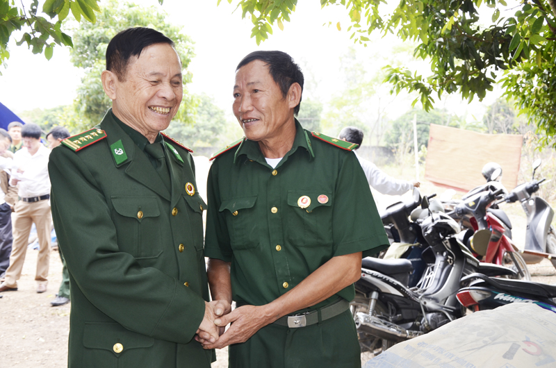 Ông Nguyễn Quang Vinh, Trưởng ban liên lạc truyền thống BĐBP tỉnh ủng hộ 1 tấn xi măng và chia sẻ niềm vui với gia đình CCB Phạm Văn Điển